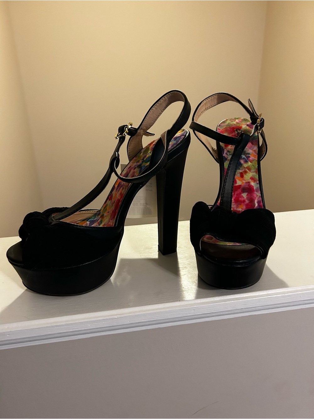 Qupid Black Platform T-Strap High Heel Sandals | Size 6 | NWT